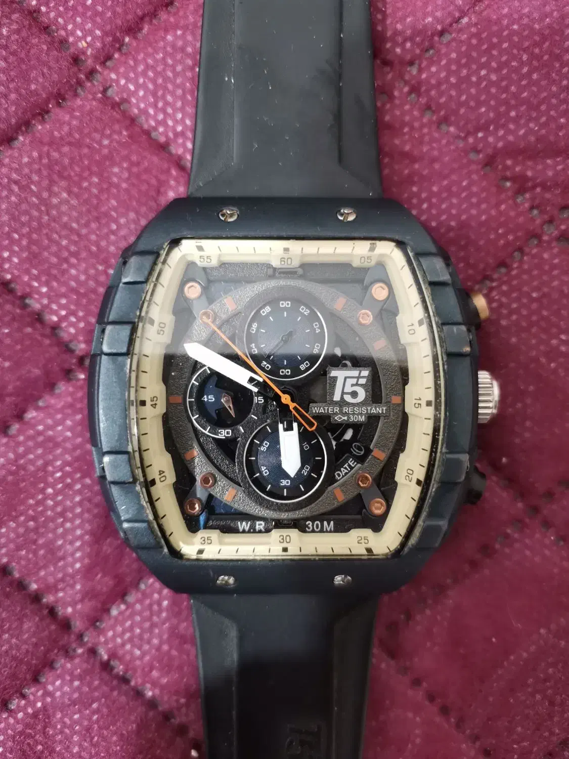 ساعت t5|ساعت|شیراز, نیایش|دیوار