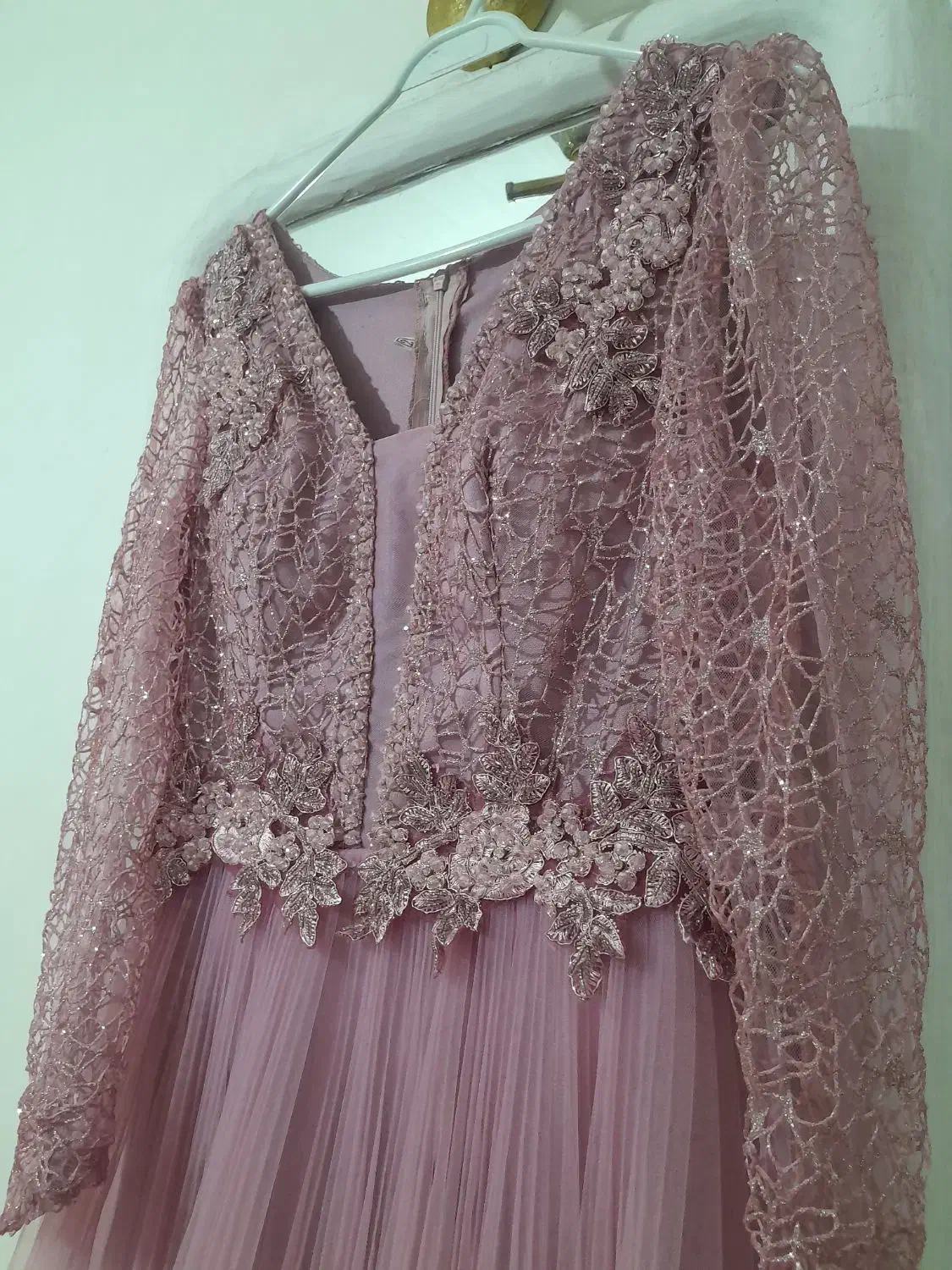 لباس مجلسی|لباس|میانه, |دیوار