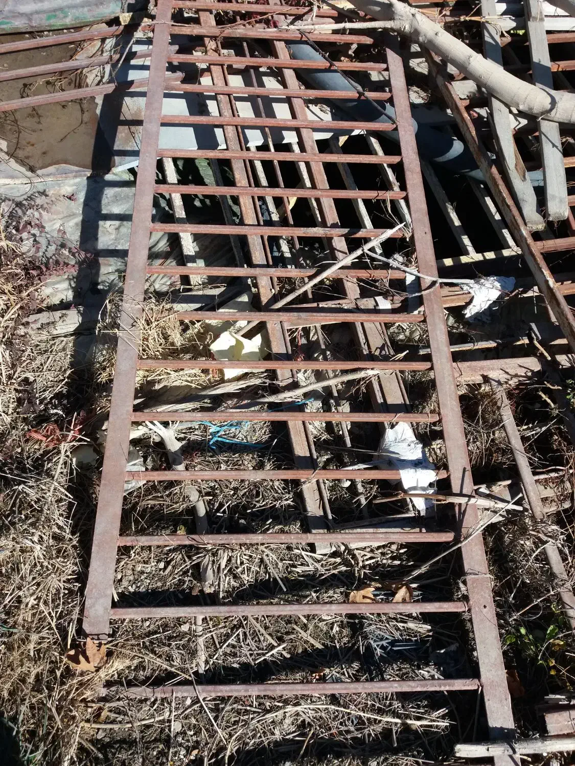 تعدادی قفسه پروفیلی ونرده سازه گلخانه و تیرچوبی|کتابخانه، شلف، قفسههای دیواری|فلاورجان, |دیوار