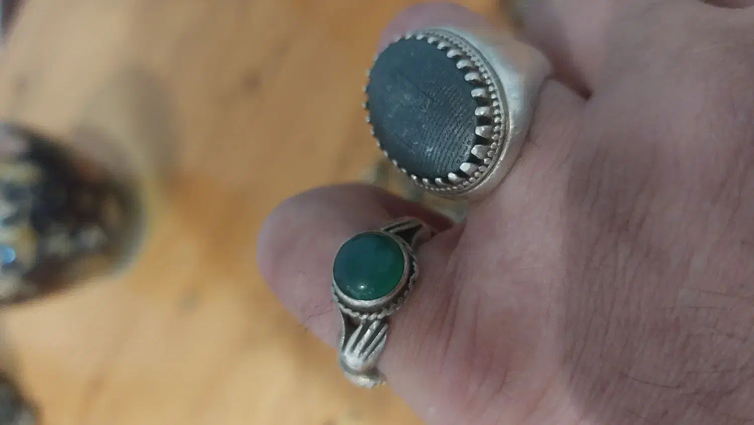 تعدادی انگشتر نقره و گردنبند و انتیک|کلکسیون اشیاء عتیقه|چالوس, |دیوار