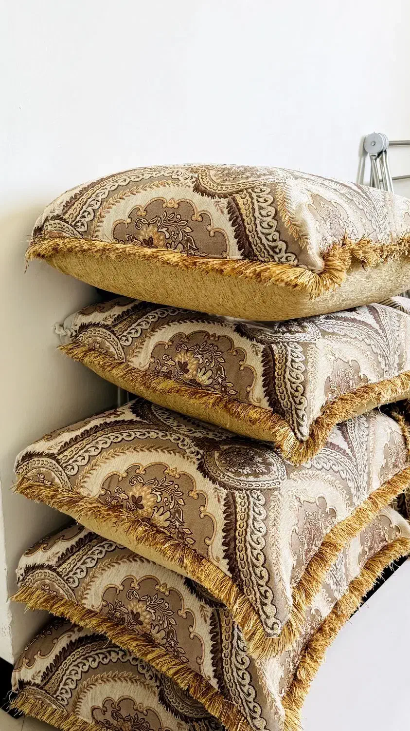 بالشت|رختخواب، بالش، پتو|جم, |دیوار