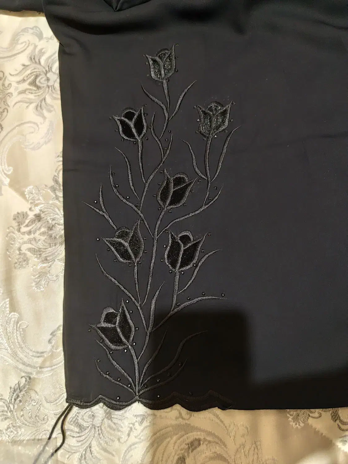 چادر جده یا عبایی گلدوزی شده|لباس|اصفهان, ارغوانیه|دیوار