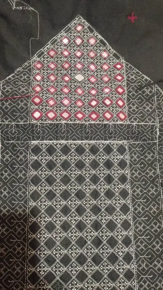 زیاستین هزار آینه نیمه کاره|لباس|کورین, |دیوار