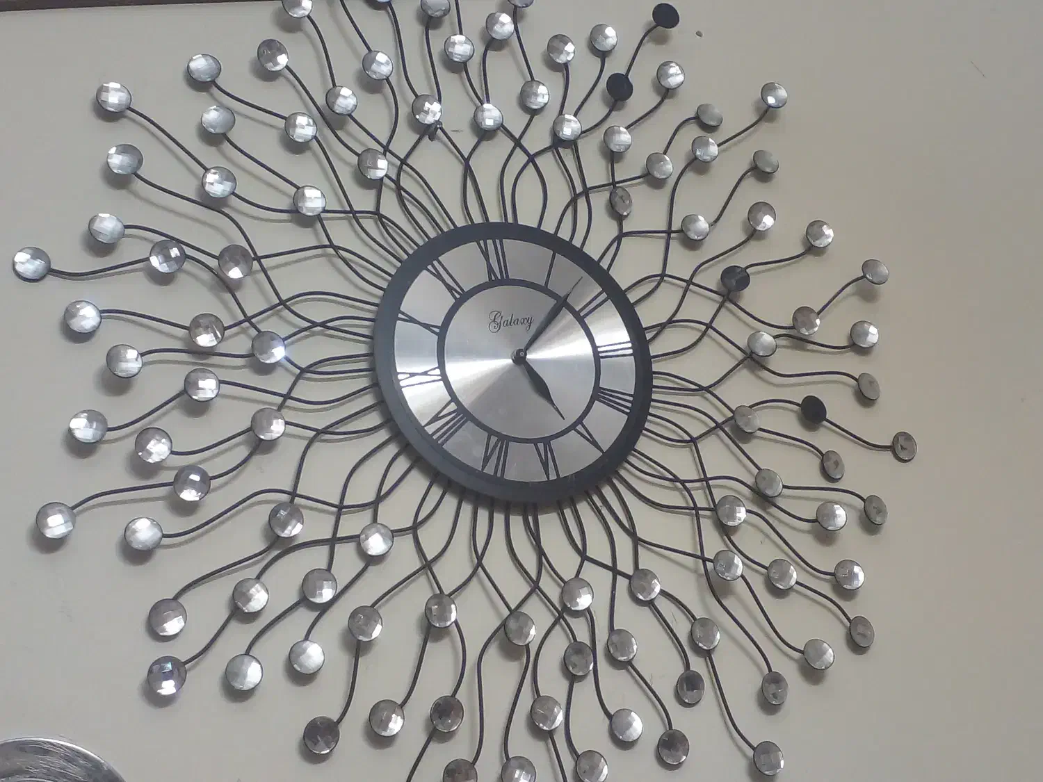 یک جفت لوستر بزرگ به همراه ساعت ومیز با تلفن|لوستر و چراغ آویز|میانه, |دیوار