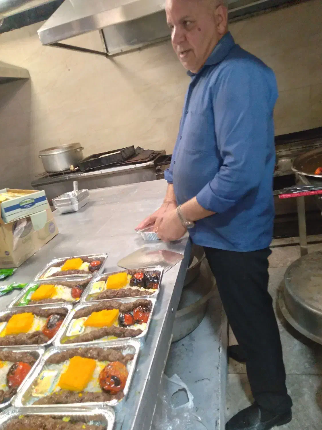 آشپز ماهر و نیروی کار آشپزخانه|استخدام خدمات فروشگاه و رستوران|تهران, نیلوفر|دیوار