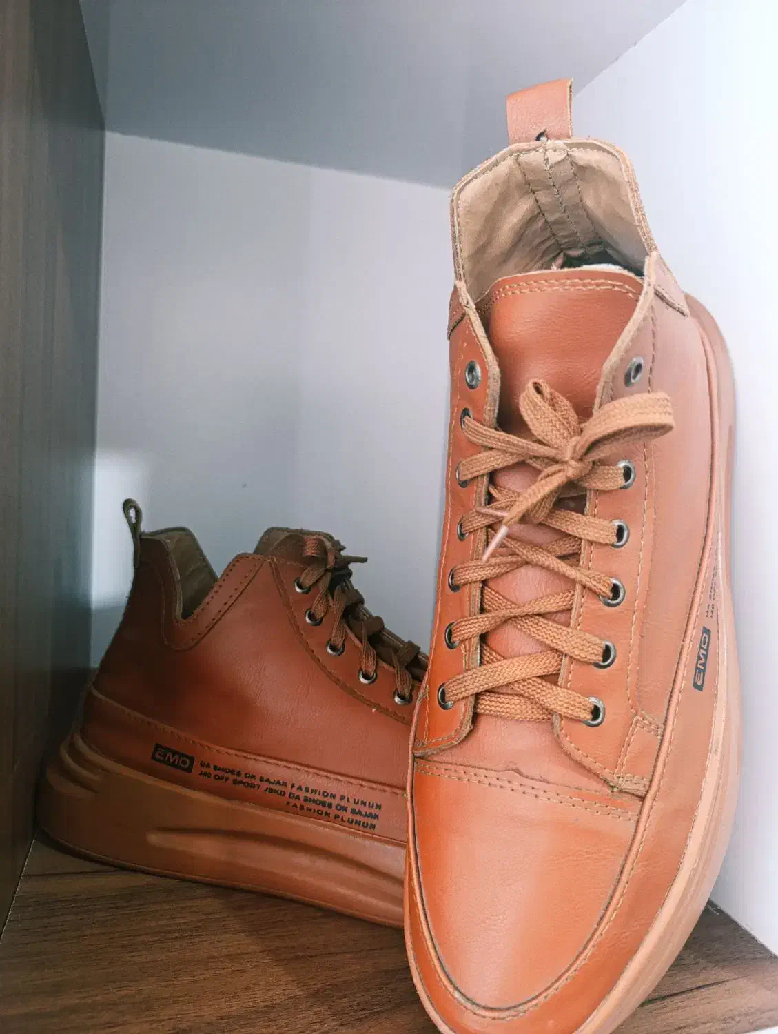 کفش مردانه|کیف، کفش، کمربند|نی‌ریز, |دیوار