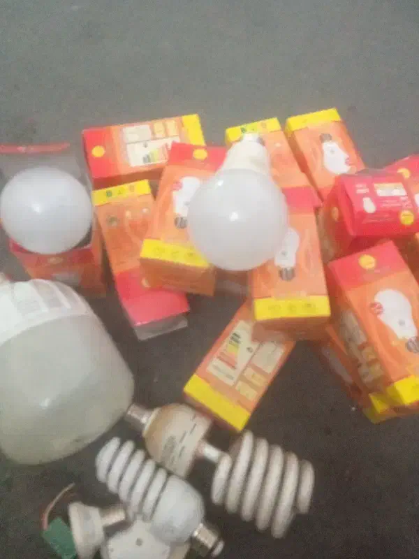 تعدادی لامپ کم مصرف نو و دست دوم|لامپ و چراغ|یزد, |دیوار