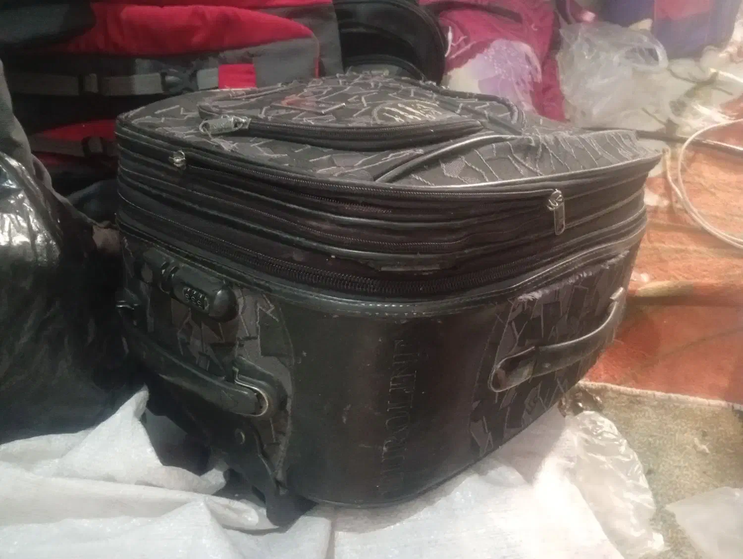 چمدان ۳۰۰ تومان  سالم|کیف، کفش، کمربند|مشهد, بهمن|دیوار