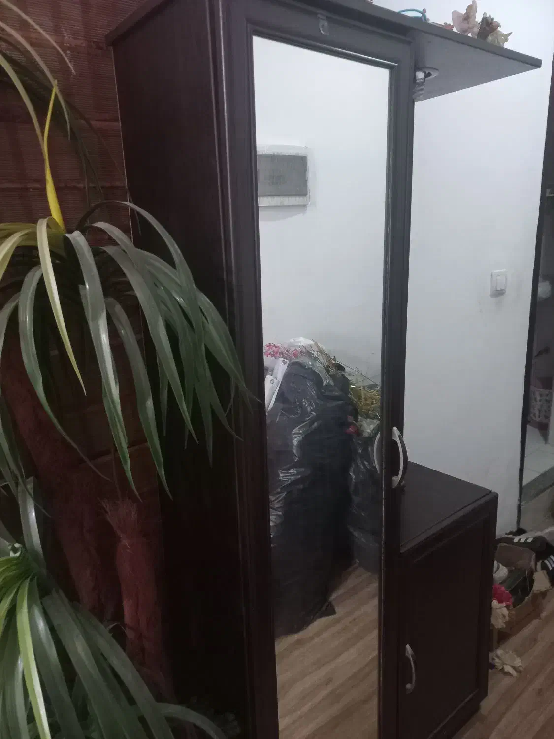 جاکفشی|جاکفشی، کمد، دراور|صدرا-فارس, فاز ۱|دیوار