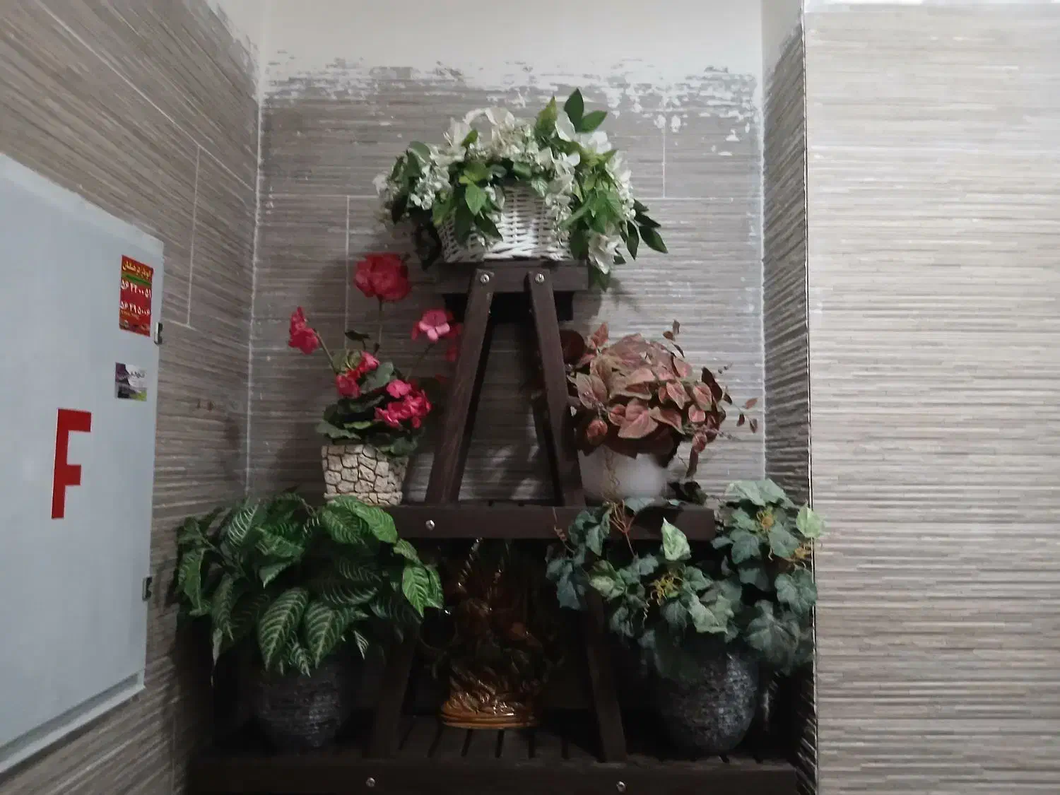 تعدادی گل و استند گل و درختچه|گل مصنوعی|اسلامشهر, شهرک قائمیه|دیوار
