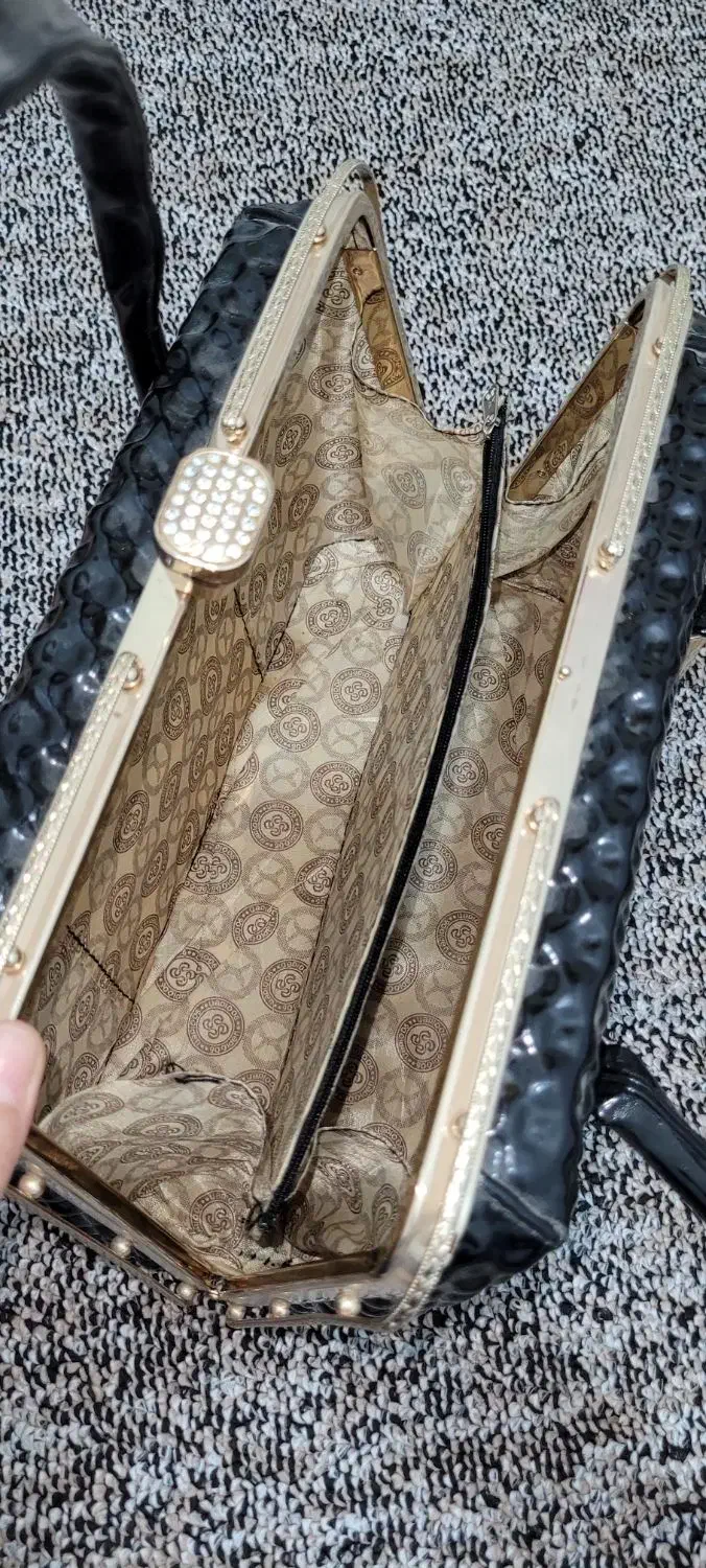 کیف|کیف، کفش، کمربند|رباط‌کریم, رباط‌کریم|دیوار