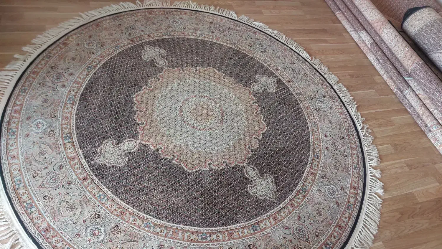 فرش گرد ۱/۵×۱/۵ در حد نو بدون ایراد|فرش|تبریز, |دیوار