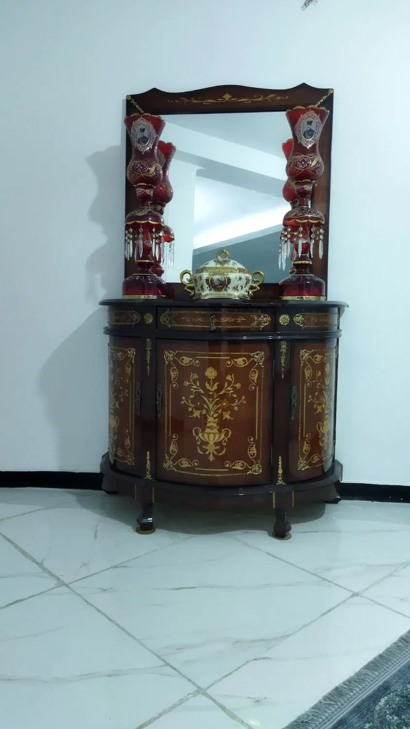 آینه کنسول چوبی معرق و شمعدان لاله عباسی|بوفه، ویترین، کنسول|تهران, قصر فیروزه ۲|دیوار