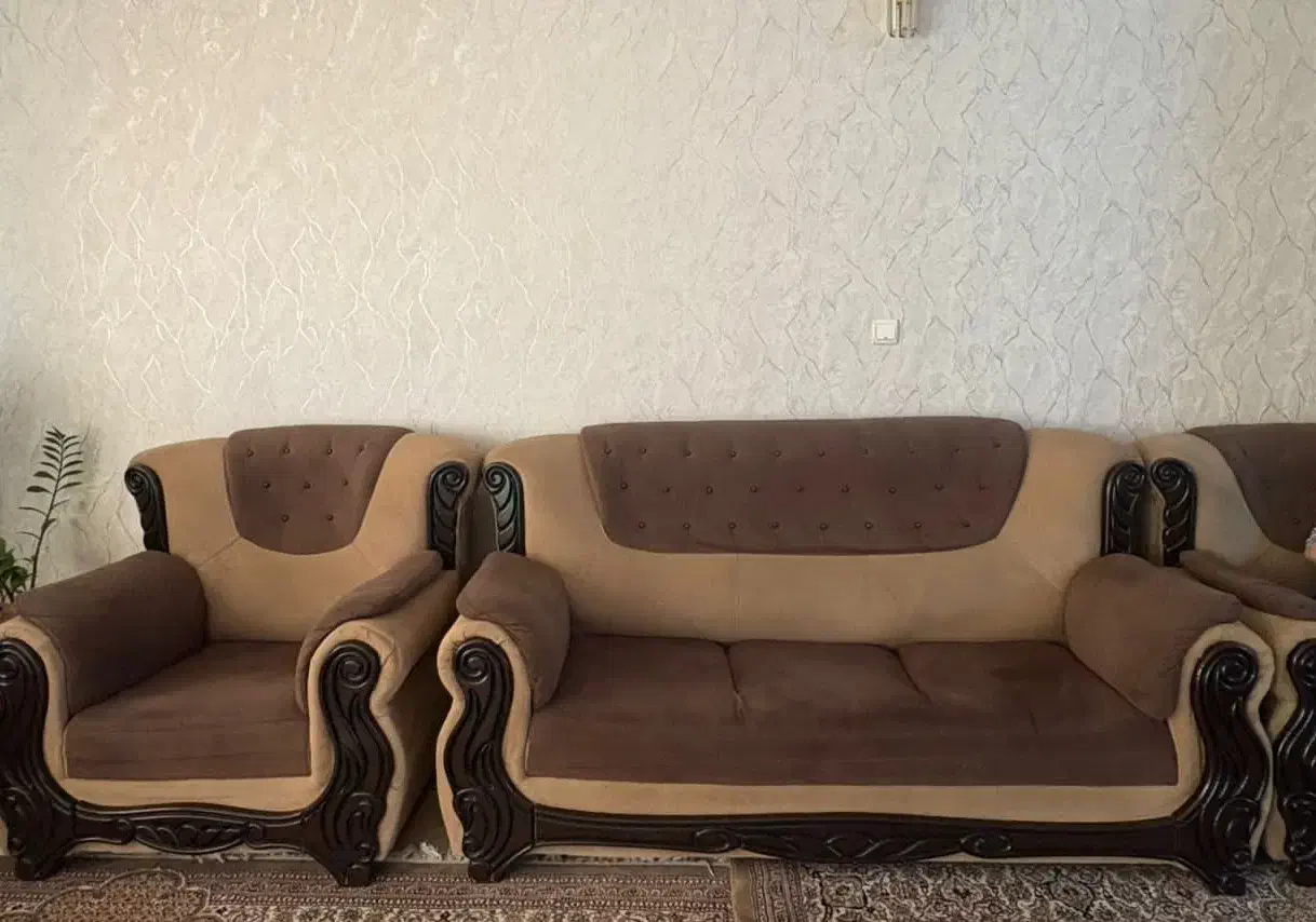 یک دست مبل ۷ نفره کرم قهوه ای بدون تو رفتگی .|مبلمان خانگی و میز عسلی|صدرا-فارس, فاز ۱|دیوار