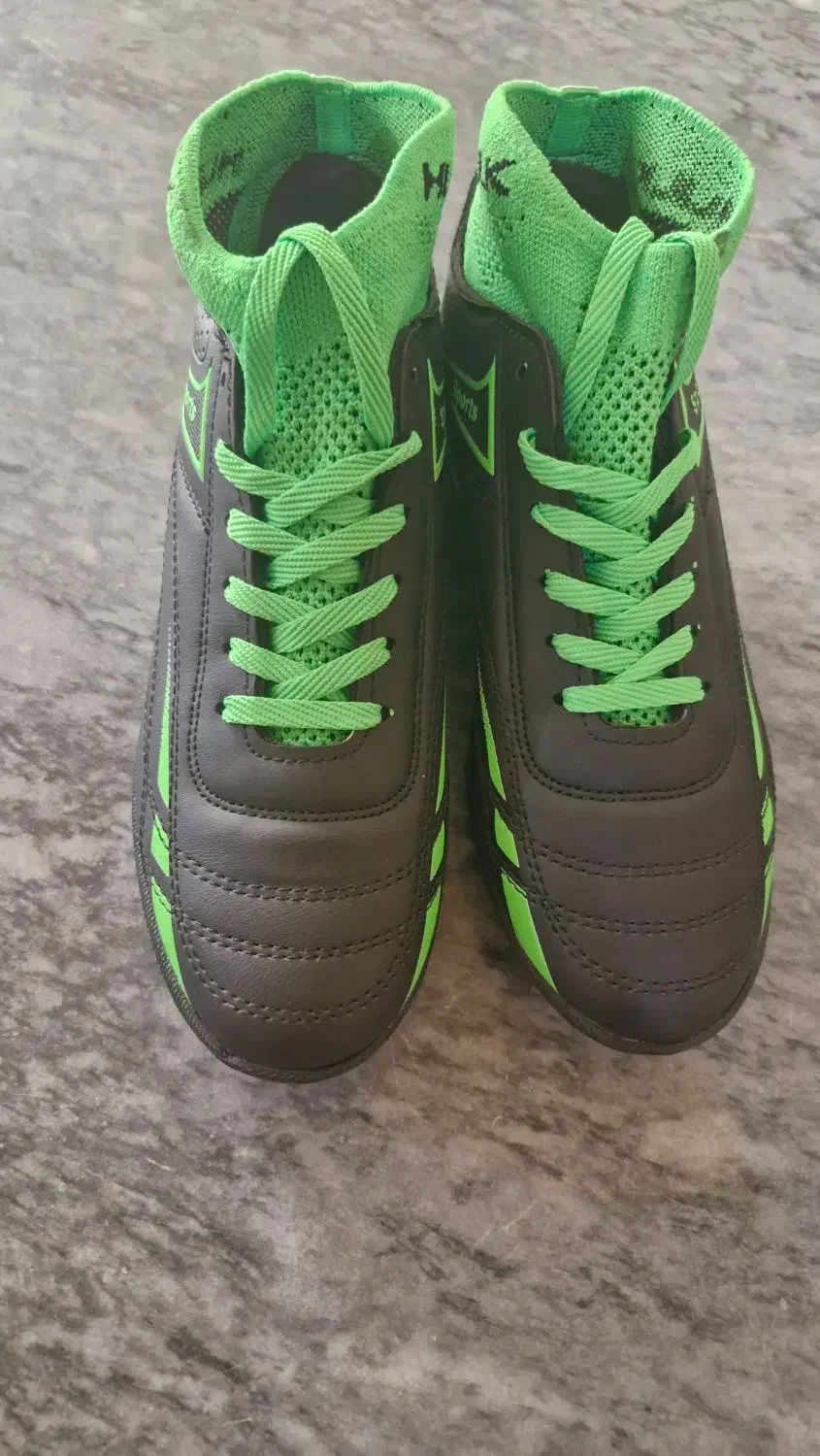 کفش ورزشی مناسب چمن|کیف، کفش، کمربند|خوی, |دیوار