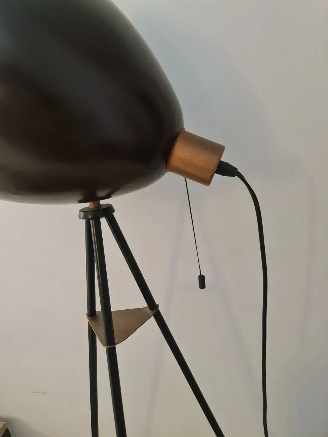 اباژور مشکی مدل نورافکن و سه پایه سفید شید طوسی|چراغ خواب و آباژور|تهران, بوستان چیتگر|دیوار