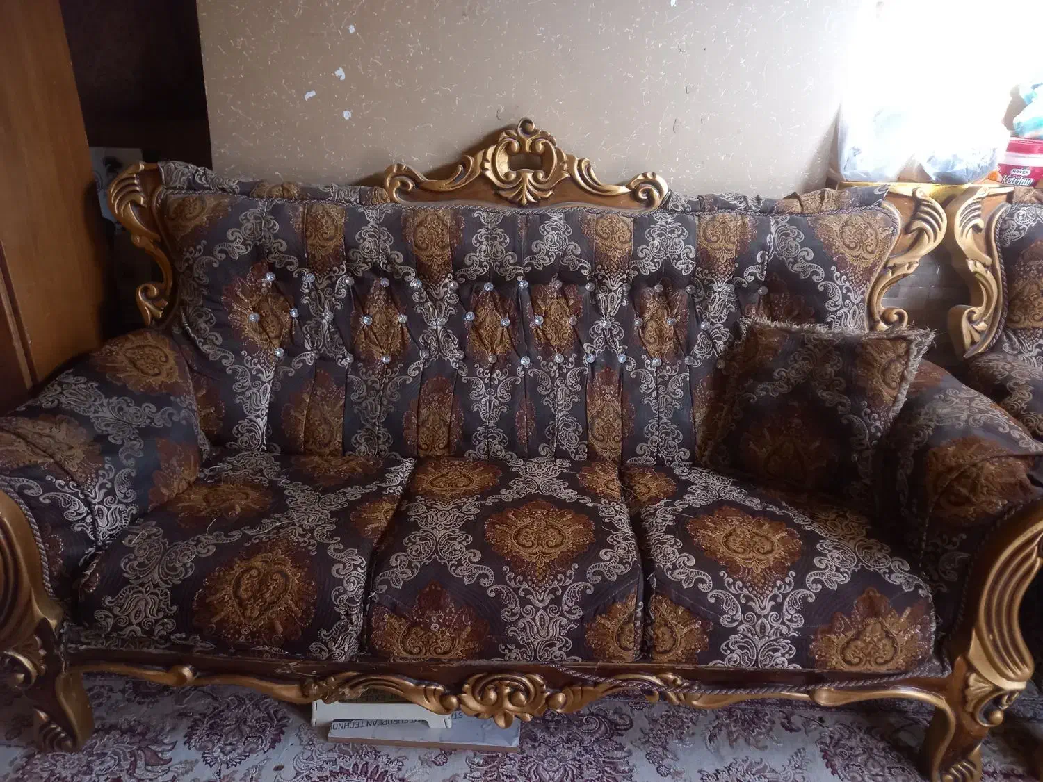 مبل ۷نفره سلطنتی|مبلمان خانگی و میز عسلی|کاشان, گریه|دیوار