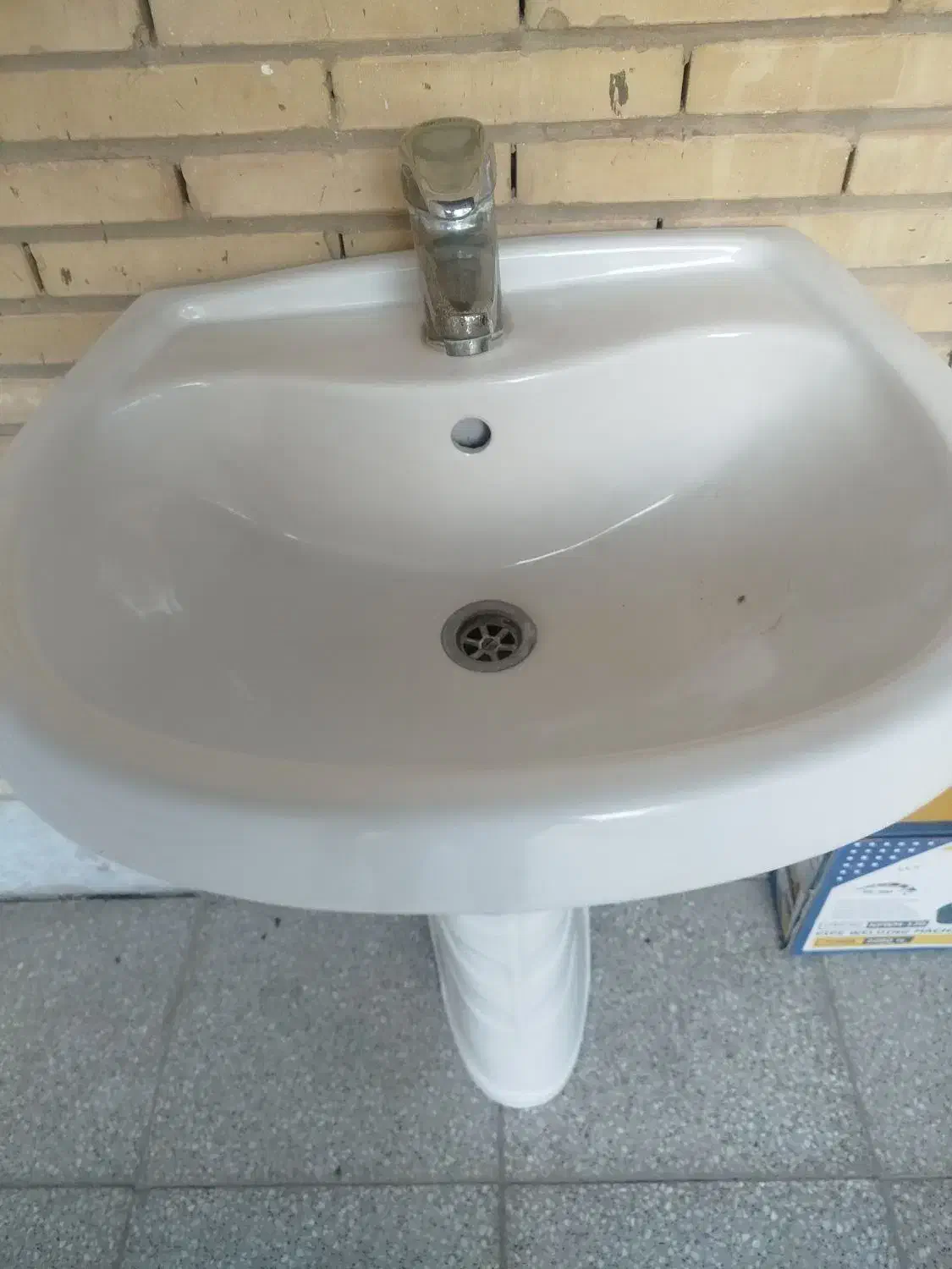 روشویی پایه دار|لوازم سرویس بهداشتی|یزد, |دیوار