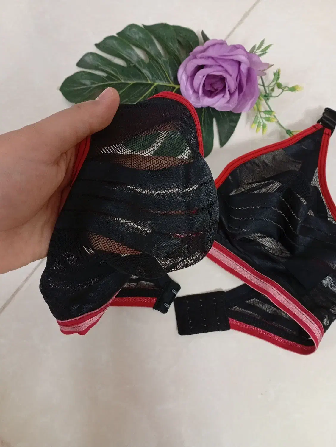 سوتین سفید|لباس|قم, چهار مردان|دیوار