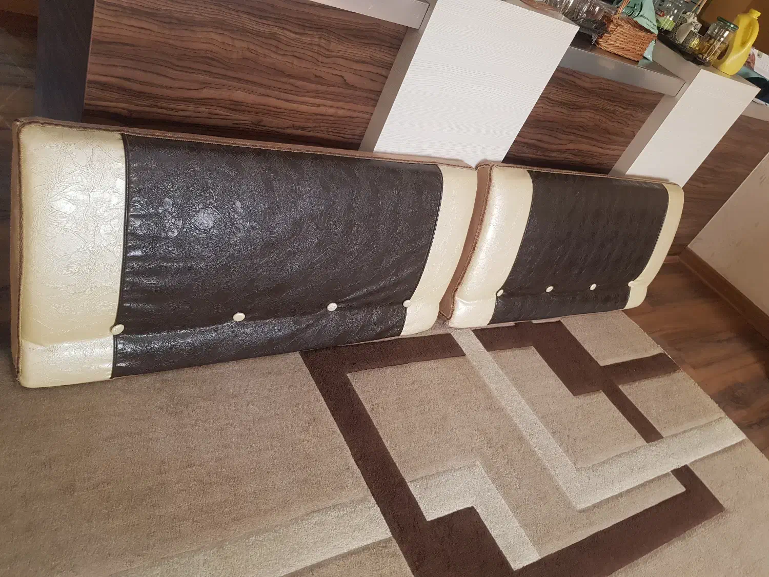 پشتی مخطع|پشتی|اصفهان, سروستان|دیوار