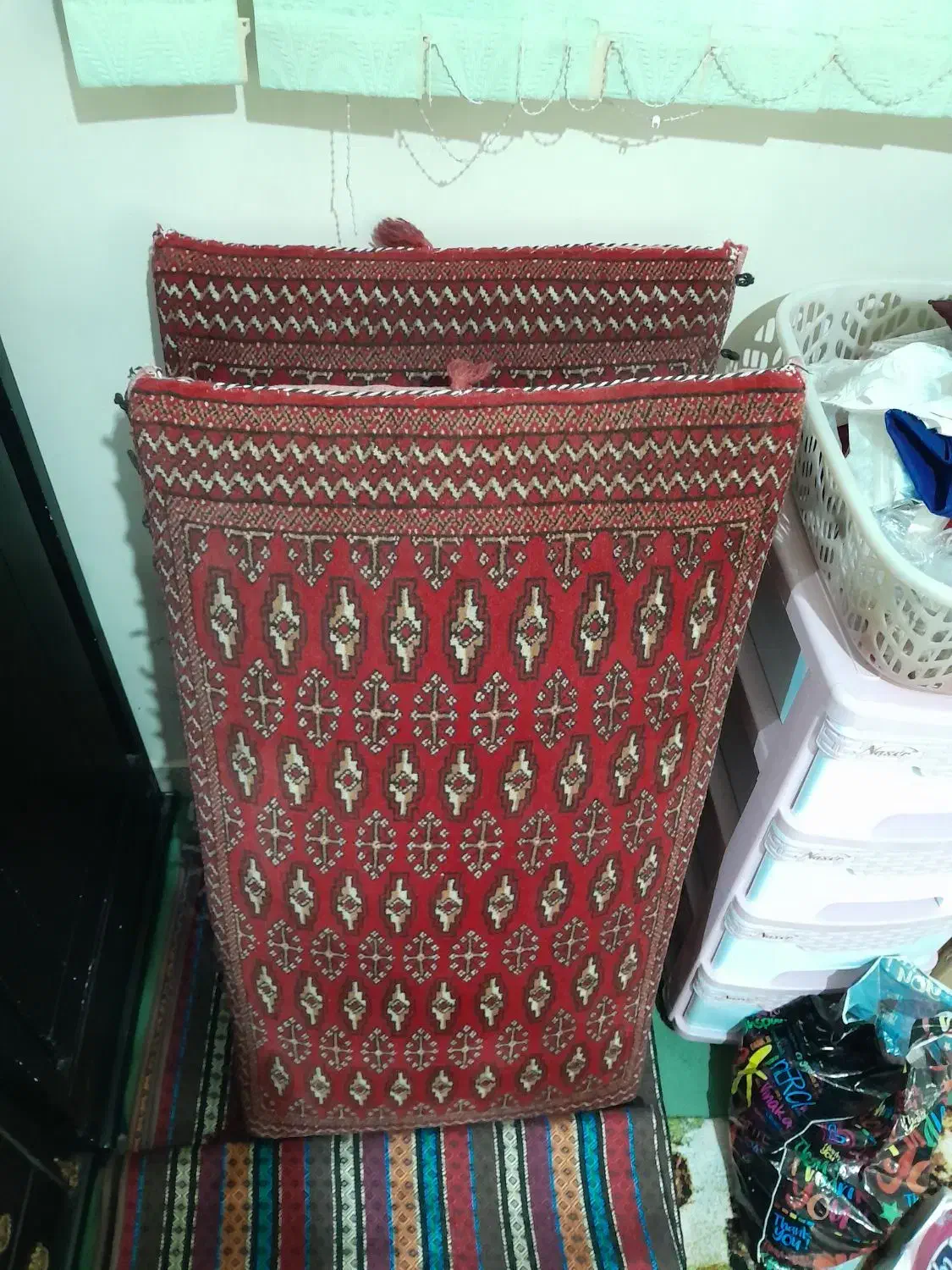 دو عدد پشتی|پشتی|شاهین‌شهر, شهرک گلدیس|دیوار