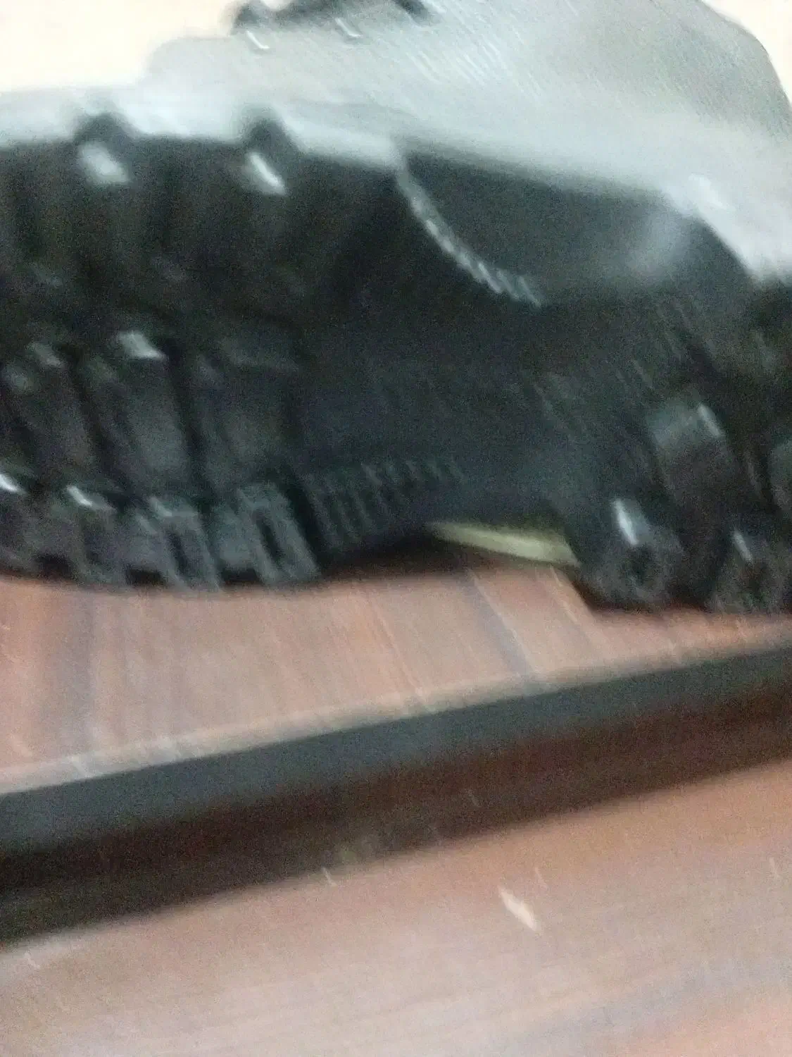 پوتین سربازی|کیف، کفش، کمربند|قم, باغ کرباسی|دیوار