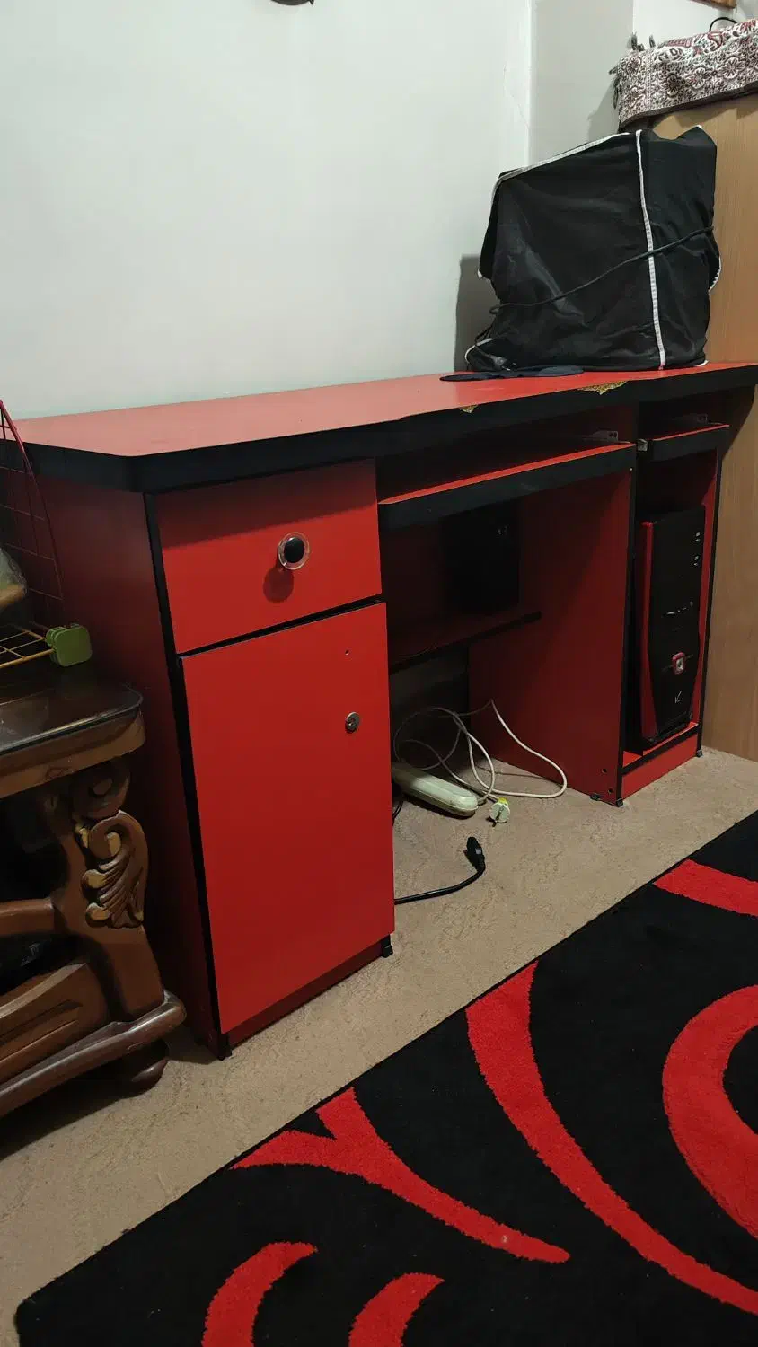 میز کامپیوتر محکم و تمیز|میز تحریر و کامپیوتر|نسیم‌شهر, |دیوار