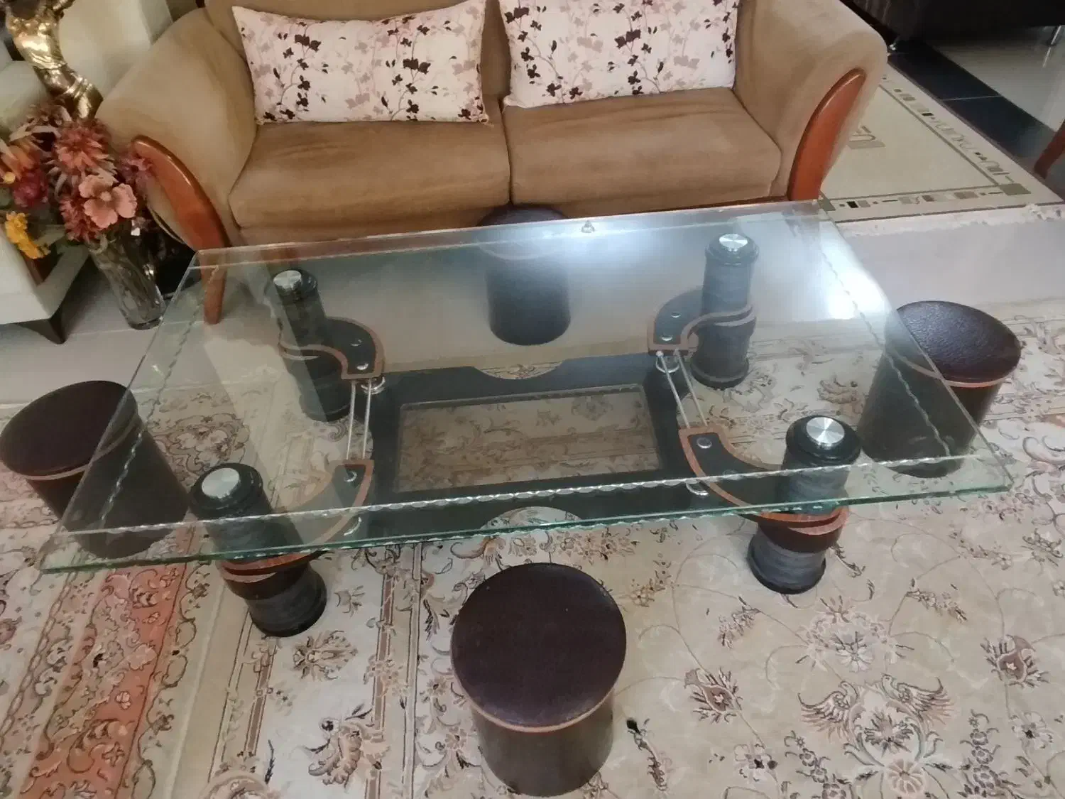 میز پذیرایی با شیشه ده میل دارای ۴ نیمکت چوبی|مبلمان خانگی و میز عسلی|خمین, |دیوار