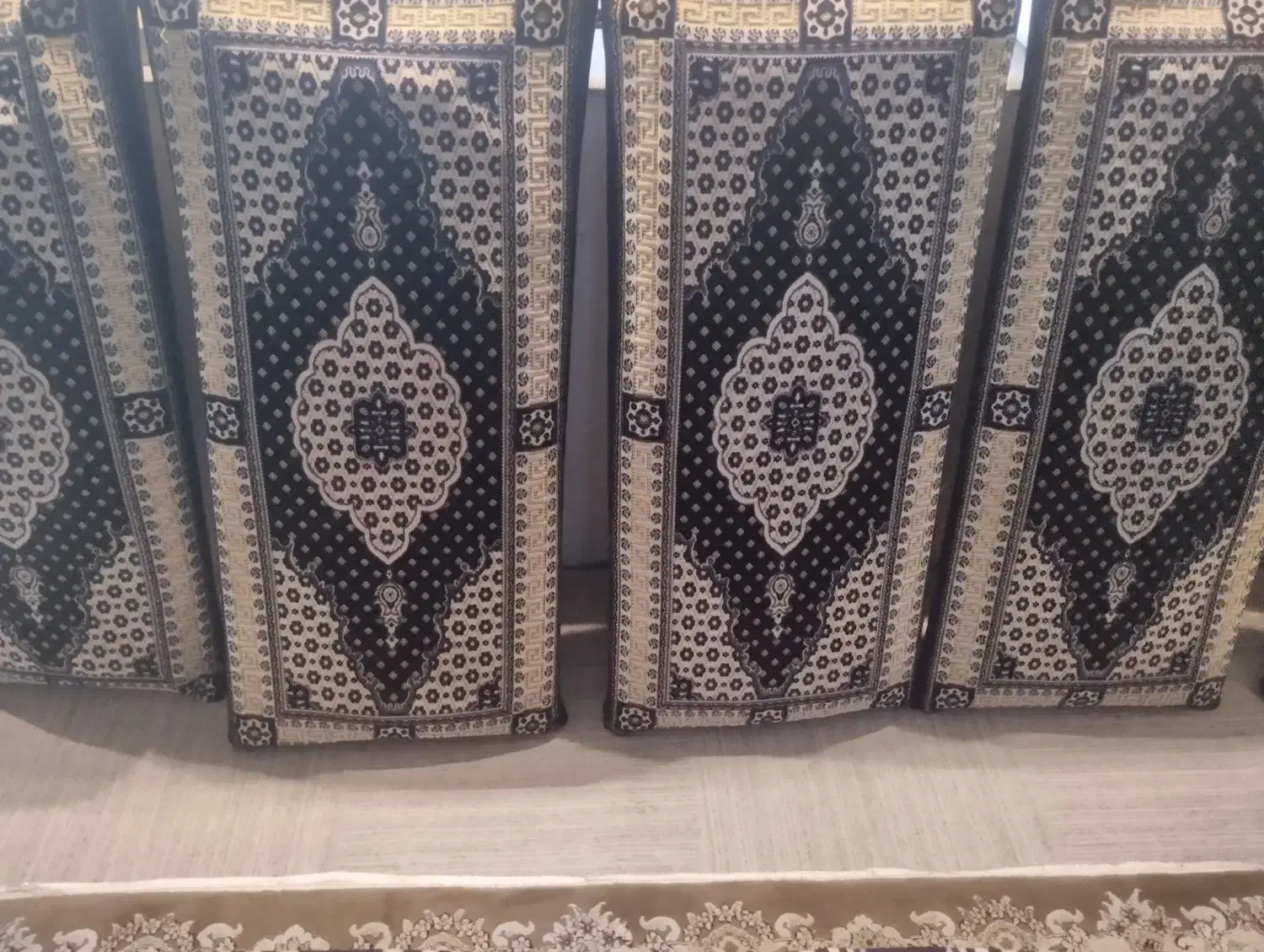 4عدد پشتی مخمل تمیز|پشتی|قائم‌شهر, |دیوار