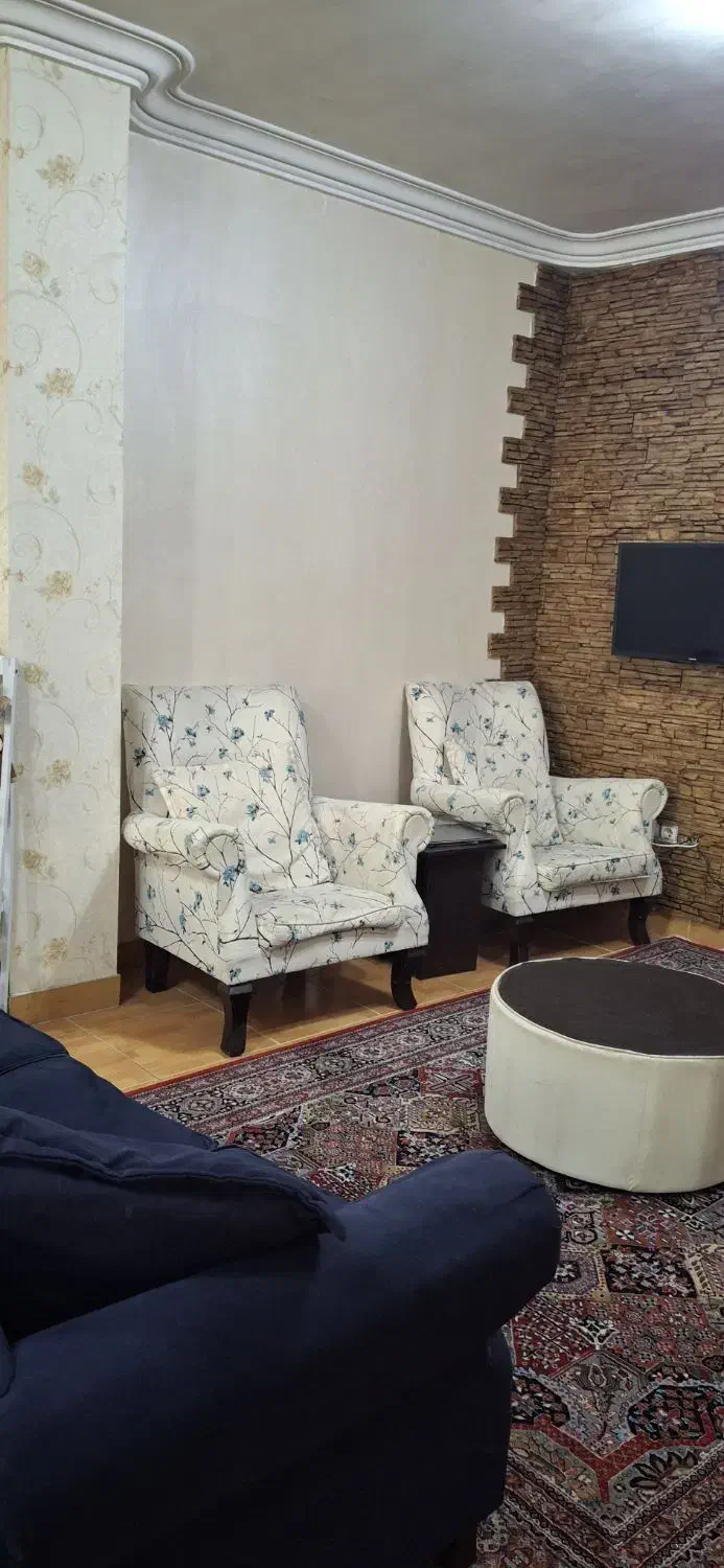 مبل هفت نفره کار کرده پایه های مبل کاملا سالمه|مبلمان خانگی و میز عسلی|رشت, حمیدیان|دیوار