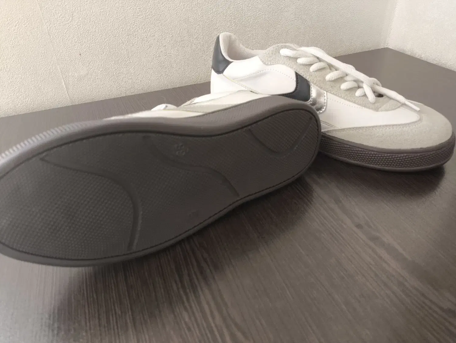 کفش کتونی|کیف، کفش، کمربند|ری, دیلمان|دیوار