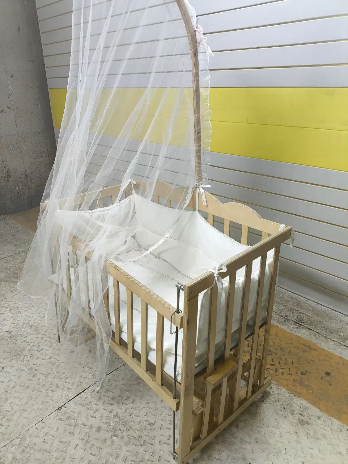 تخت نوزاد کنار مادر گهواره ای|تخت و صندلی بچه|اردبیل, |دیوار