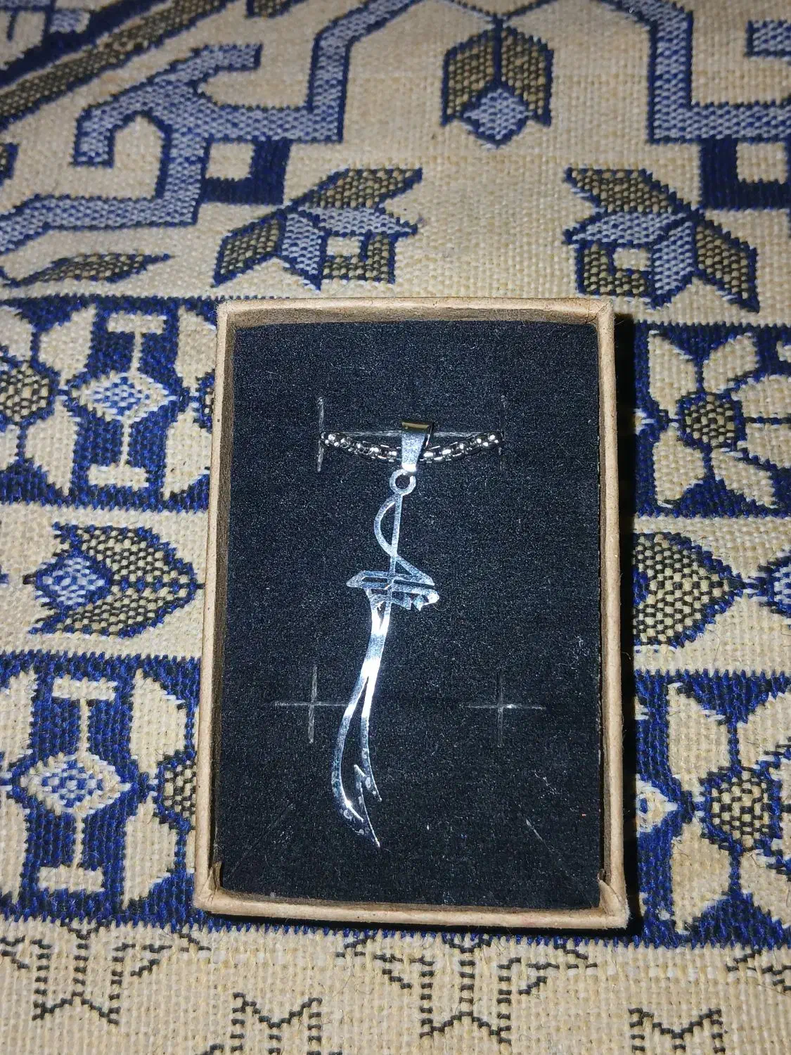 گردنبند شمشیر ذوالفقار|بدلیجات|پاکدشت, حصار امیر|دیوار