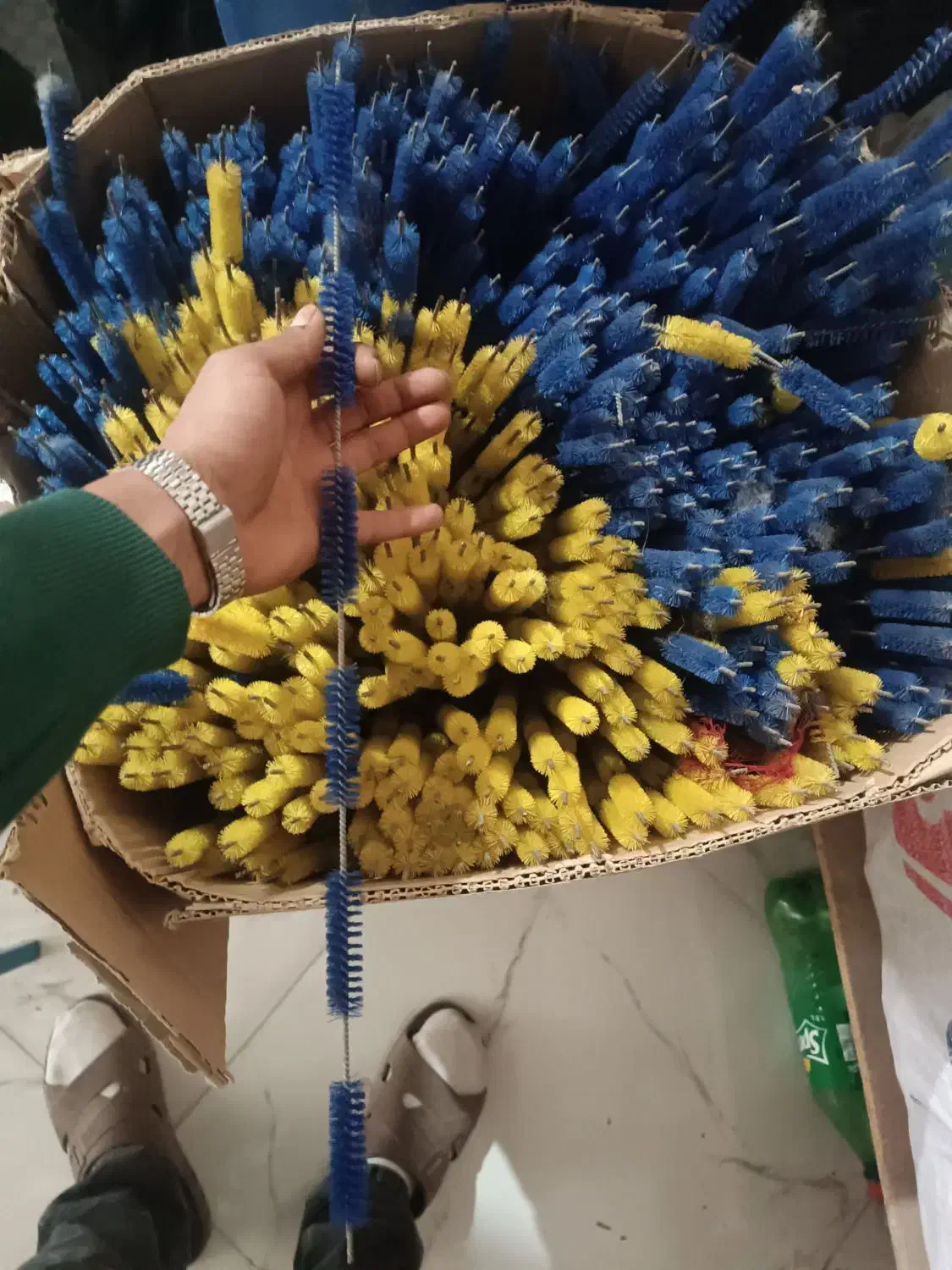 تعدادی فرچه جارو نپتون|لوازم نظافت|اراک, |دیوار