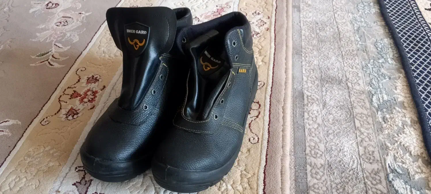 کفش کار|کیف، کفش، کمربند|فیروزآباد (فارس), |دیوار