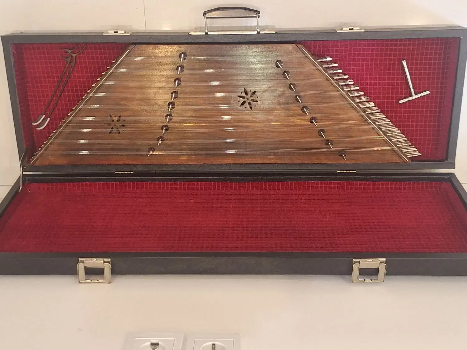 سنتور قدیمی در حد نو با هاردکیس چرم طبیعی با وسایل|سازهای سنتی|مشهد, دانشجو|دیوار