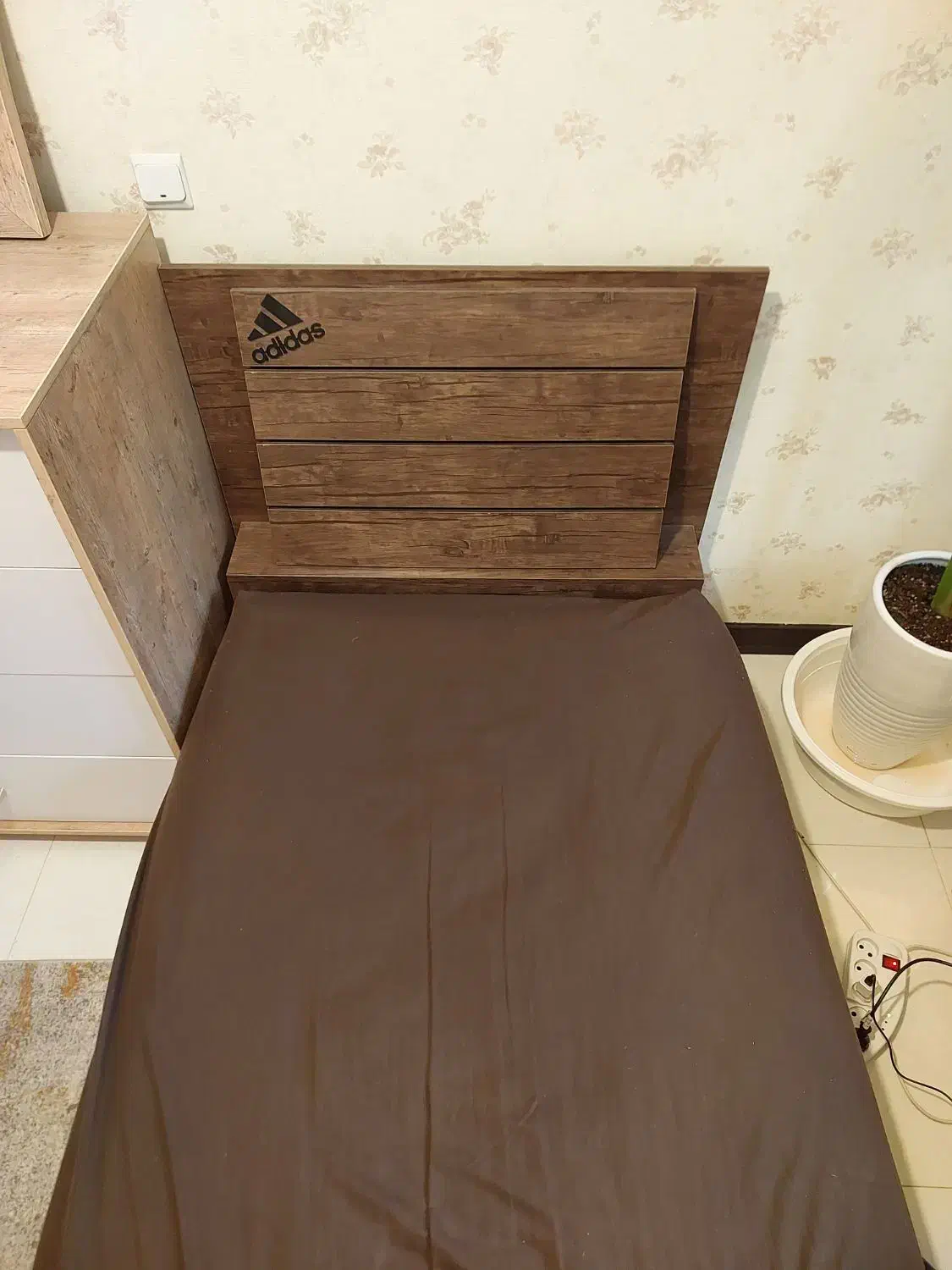 تخت جوان یا بزرگسال طرح آدیداس|تخت و سرویس خواب|تهران, سردارجنگل|دیوار