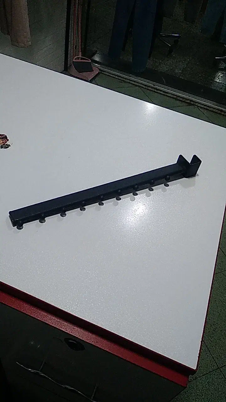 تیله ای برای اویز لباس|بندرخت و رخت‌آویز|قدس, شهر‌قدس|دیوار