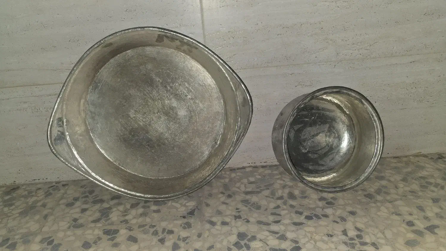 ماهیتابه و دیگ مسی|ظروف پخت‌وپز|شیراز, کرونی(خاتونک)|دیوار