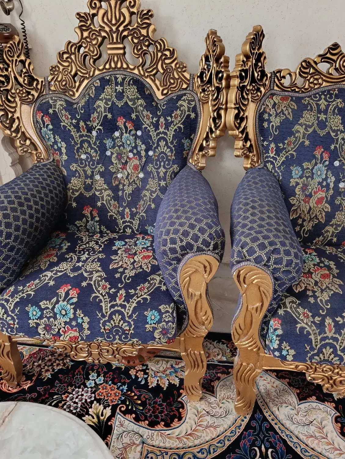 مبل هفت نفره درحدنو بدون کوچکترین پارگی چوب گردو|مبلمان خانگی و میز عسلی|هشتگرد, شهرک ولیعصر (مصلی)|دیوار