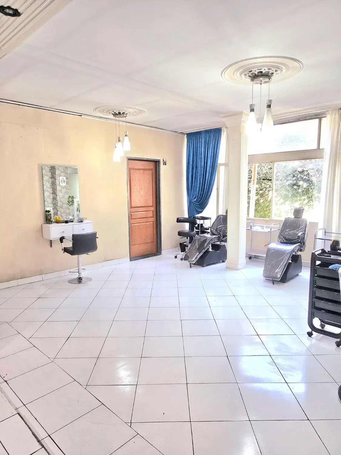 جاره صندلی در سالن زیبایی آرایشگاه|اجارهٔ دفتر کار، اتاق اداری، مطب|اصفهان, سعادت‌آباد|دیوار