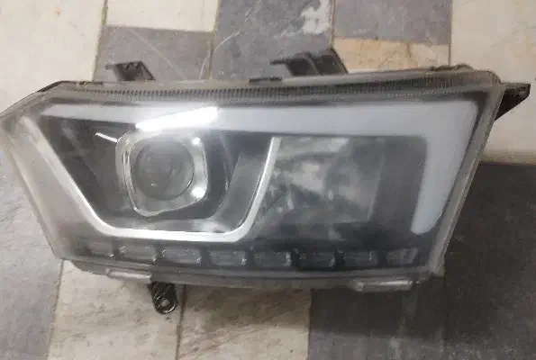 چراغ جلو دنا پلاس|قطعات یدکی و لوازم جانبی|قم, جهان بینی|دیوار