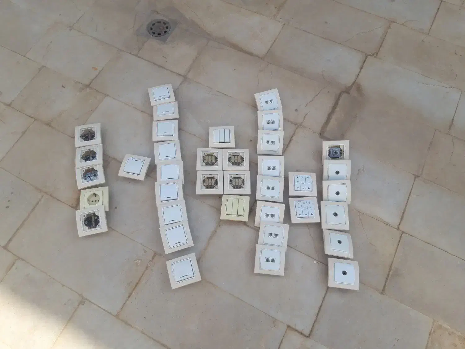 کلید وپریز|مصالح و تجهیزات ساختمان|کاشان, گبرها|دیوار