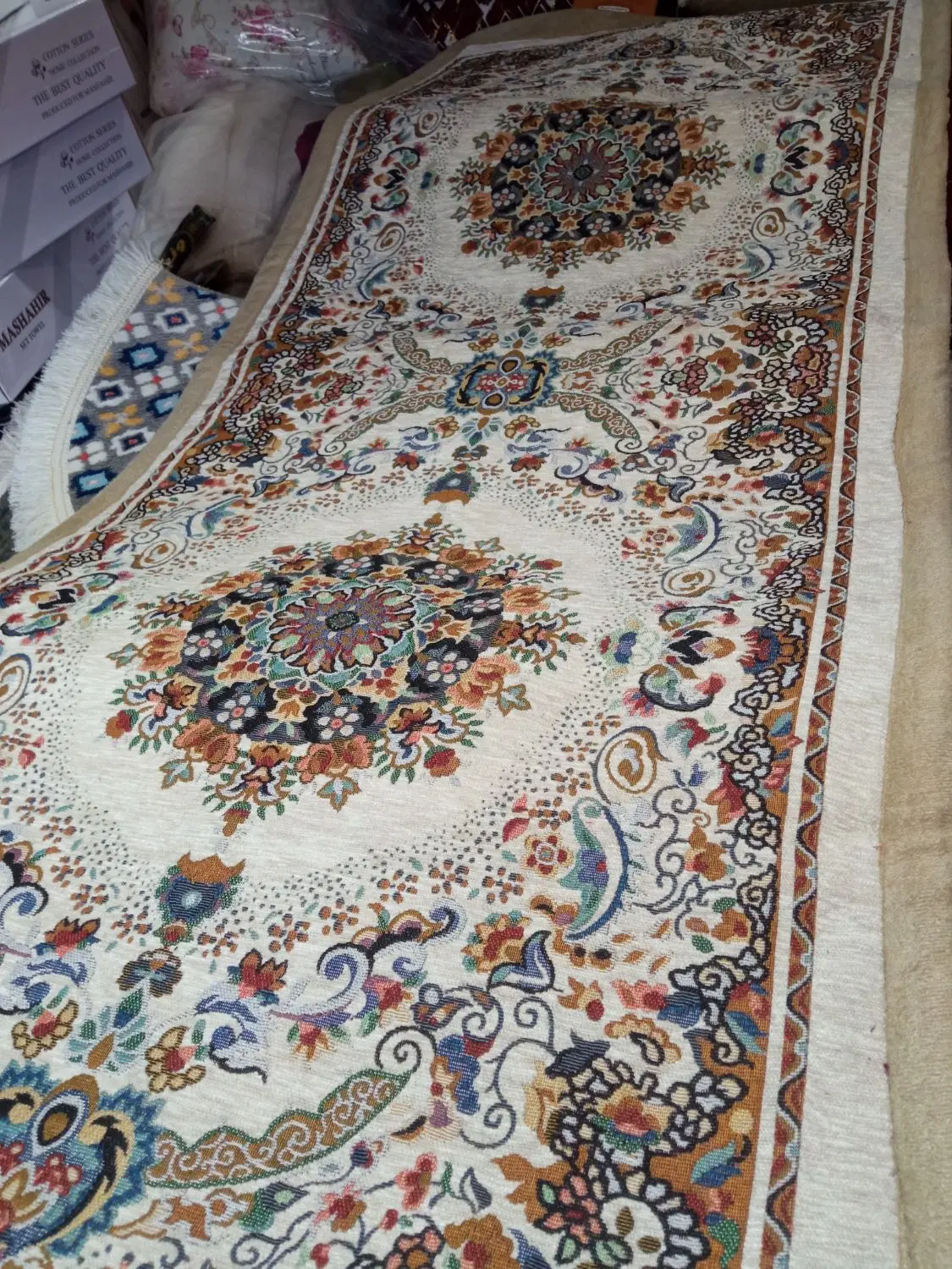 کناره سالن وتخت|فرش|اصفهان, گرکان|دیوار