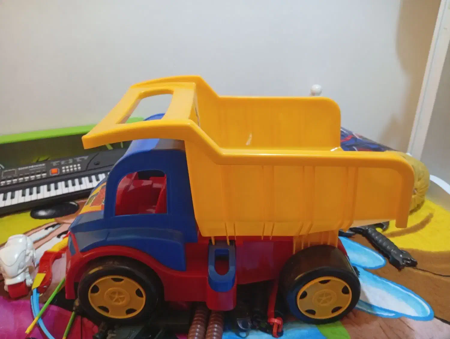 کامیون چهار چرخ|اسباب‌‌بازی|بابل, |دیوار