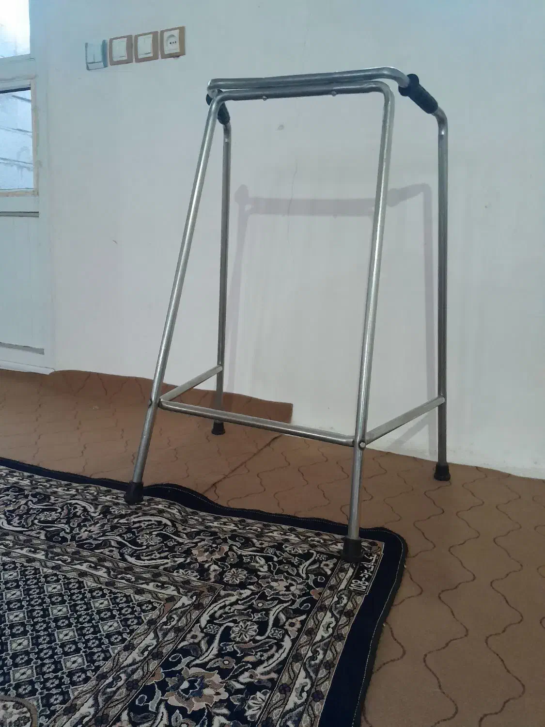 دوعدد واکر در شوط|پزشکی|شوط, |دیوار