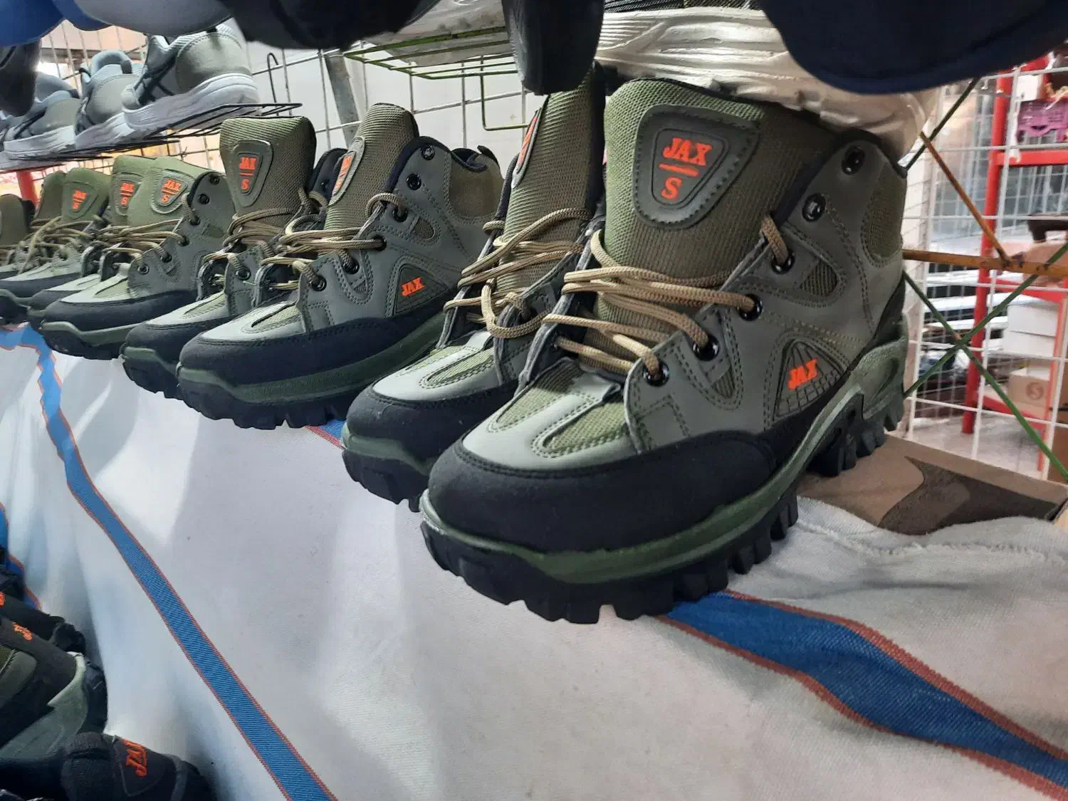 کفش کوهستان با قیمت با ور نکردنی|کیف، کفش، کمربند|شیراز, شهرک مطهری|دیوار