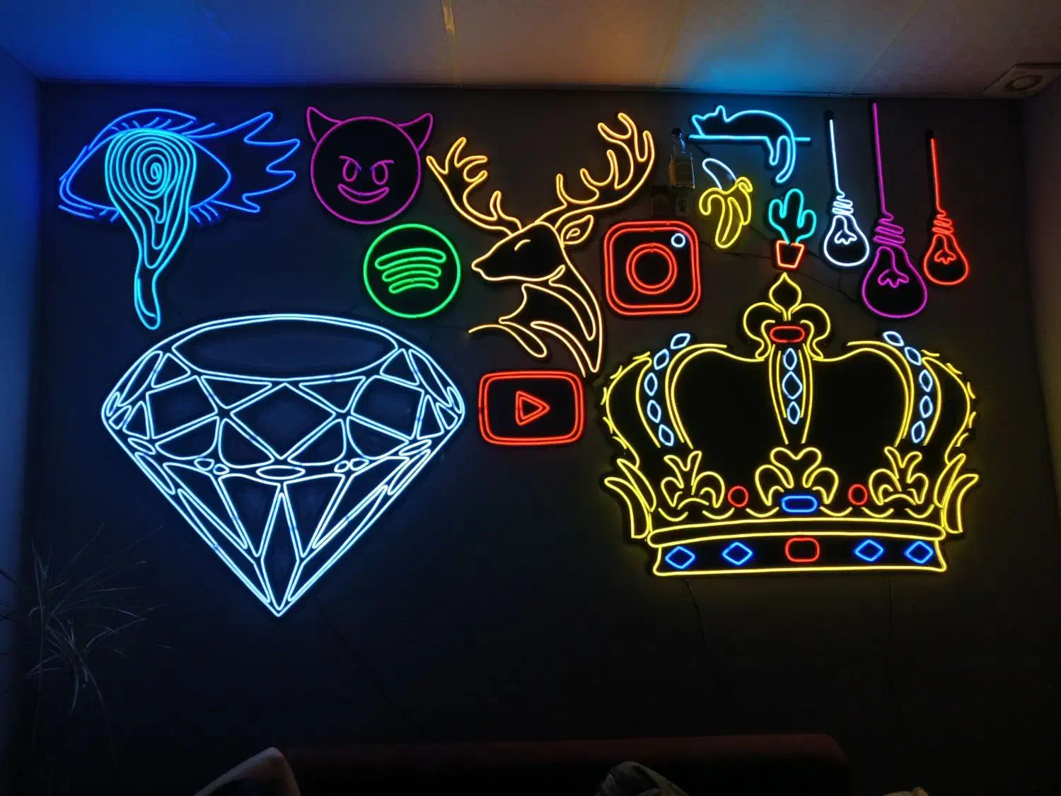 ساخت تخصصی تابلو نئون ، ارسال به سراسر کشور|ریسه و چراغ تزئینی|فردوسیه, |دیوار