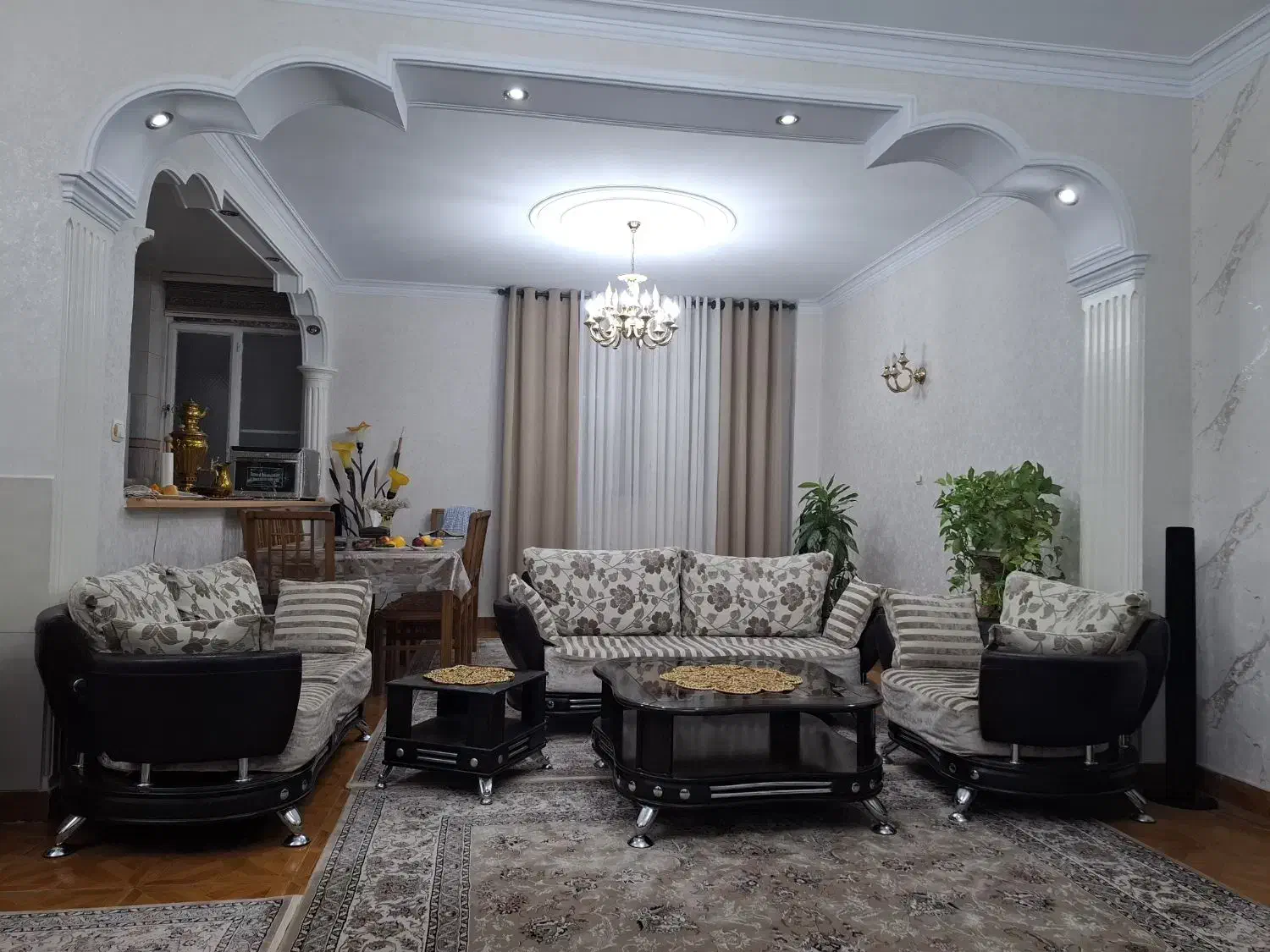 مبل راحتی ۱۰ نفره چرم و چوب و پارچه|مبلمان خانگی و میز عسلی|تهران, سردارجنگل|دیوار