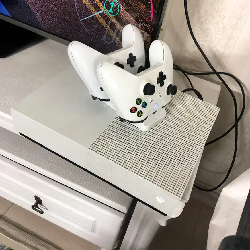 با پایه شارژ xbox one s 1t ایکس باکس|کنسول، بازی ویدئویی و آنلاین|تربتحیدریه, شهرک ولیعصر|دیوار